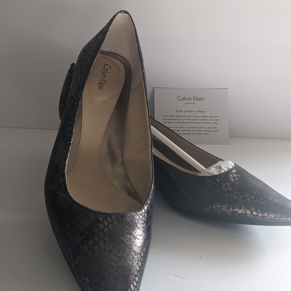 NWT Calvin Klein Women's Green Kitten Heel Pumps 9